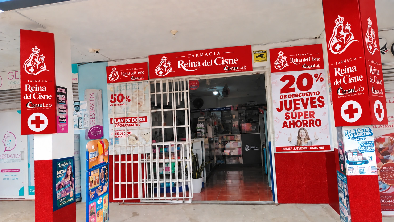 Fachada de Farmacia Reina del Cisne con su letrero y entrada